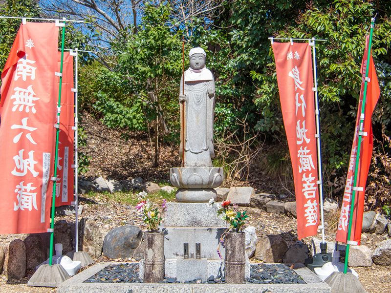 のぼりに囲まれた石塔