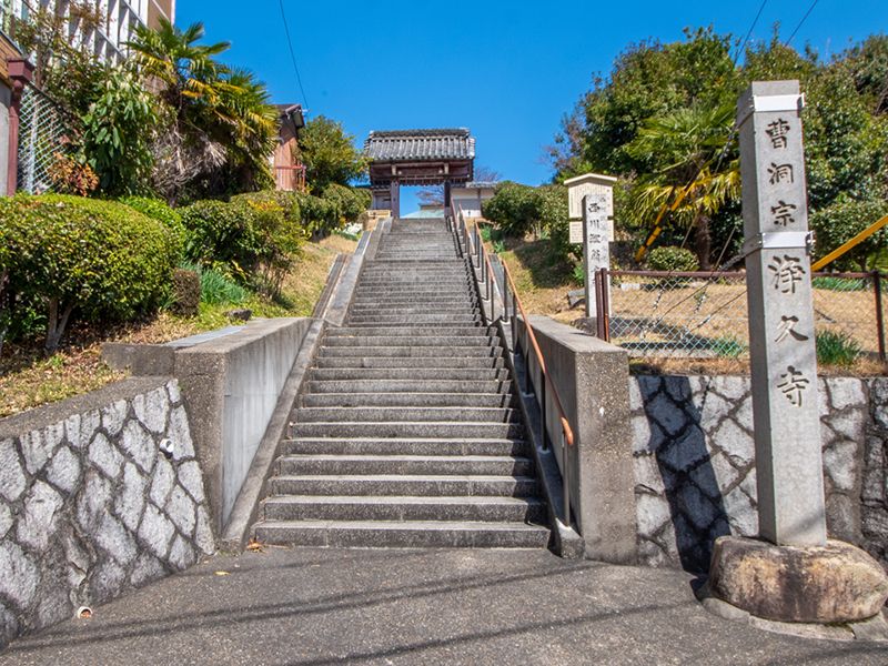 境内へ続く石段