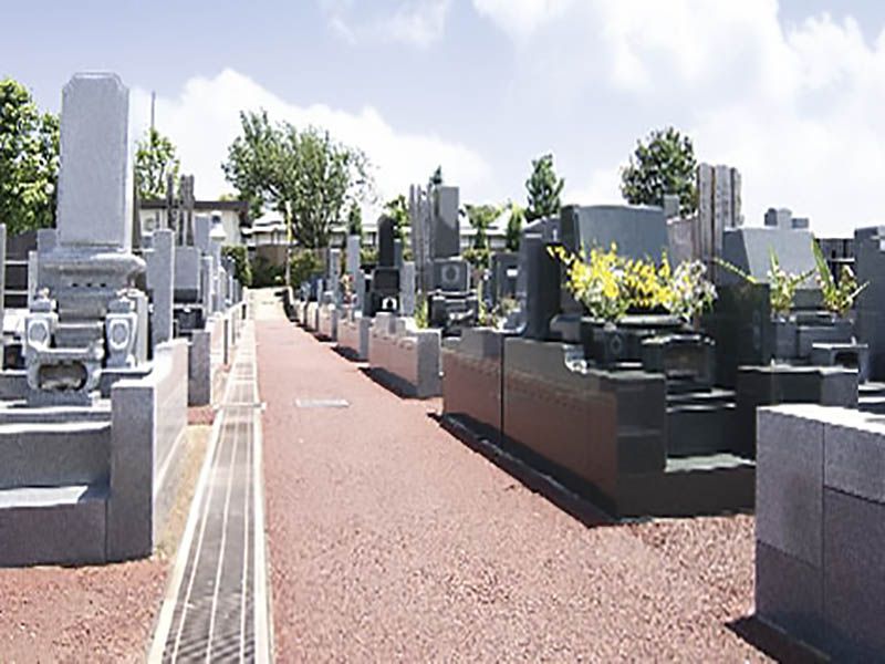 メモリアルヒルズ湘南　バリアフリーの参道