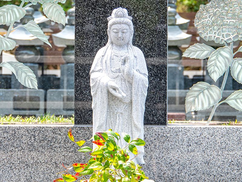 白い石仏と積み石