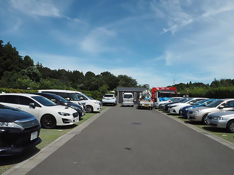 環境霊園 横浜みどりの森　広い芝生の駐車場