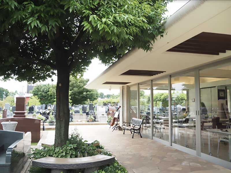 小平聖地公園セントソフィア　木陰の休憩ベンチ