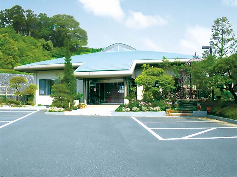 緑山メモリアルパーク　バリアフリー設計の管理棟