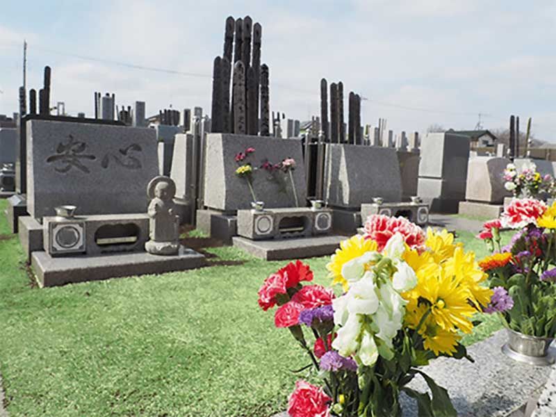 川越山城霊園　芝生に建立する墓石の様子