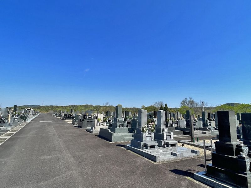 達磨霊園 舗装された広い道と広がる青空