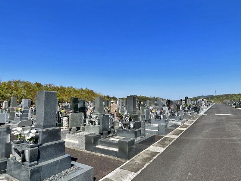 達磨霊園 歩道の間も段差がなく平坦な造り