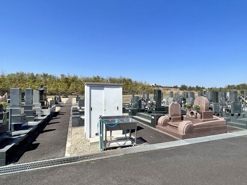 達磨霊園 園内の水道設備と倉庫