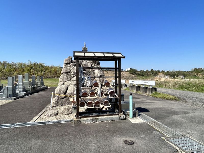 達磨霊園 永代供養墓の横に設置された桶置き