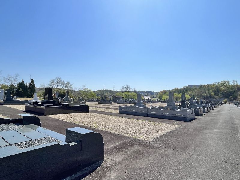 達磨霊園 広々とした空き区画とお墓