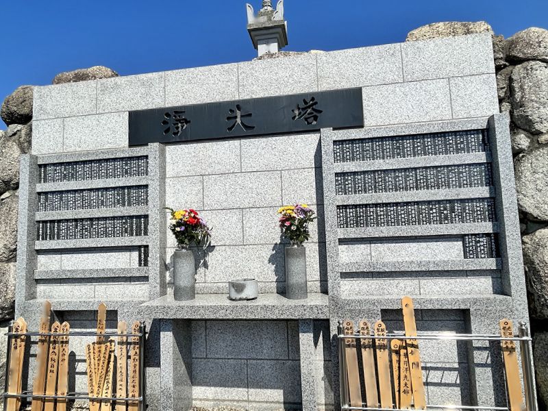 達磨霊園 花がきちんと供えられた「浄光塔」