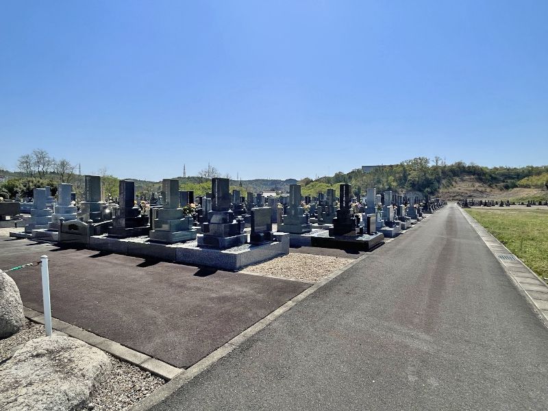 達磨霊園 広く舗装されたバリアフリー設計の歩道