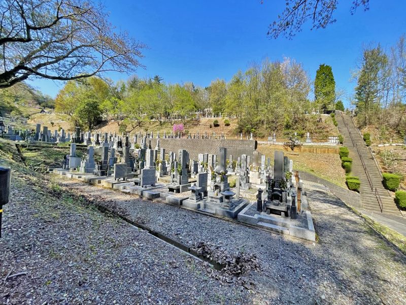 平和霊園 涼し気な木陰の霊園内