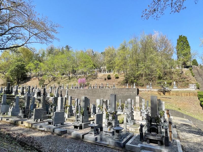 美しい木々に囲まれた平和霊園 