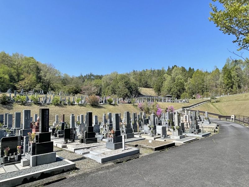 緑と青空のコントラストが美しい平和霊園