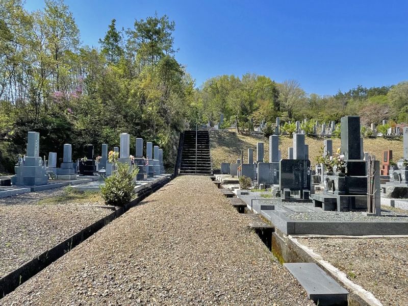 平和霊園 広く造られた歩道と階段
