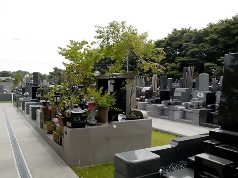 川口聖地公園セントソフィア　様々なデザインの墓石が並ぶ墓域