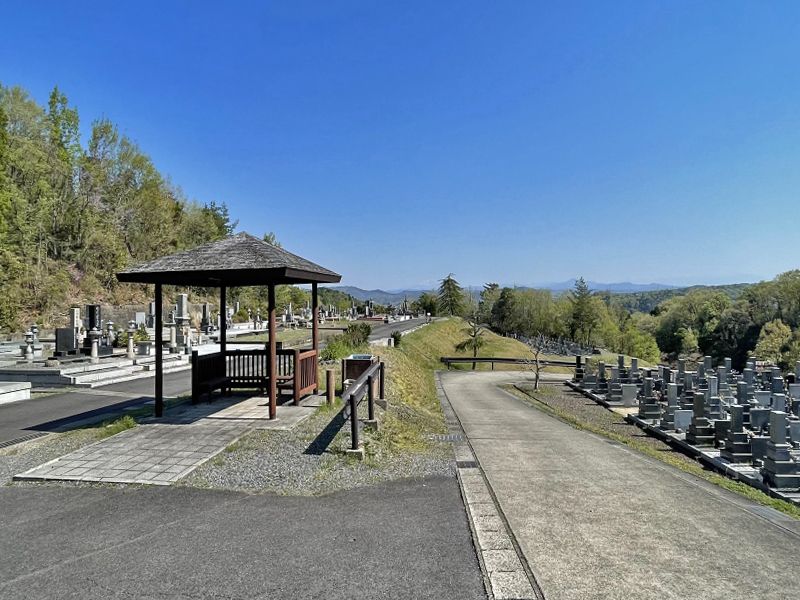 平和霊園 区画の間にある休憩スペース