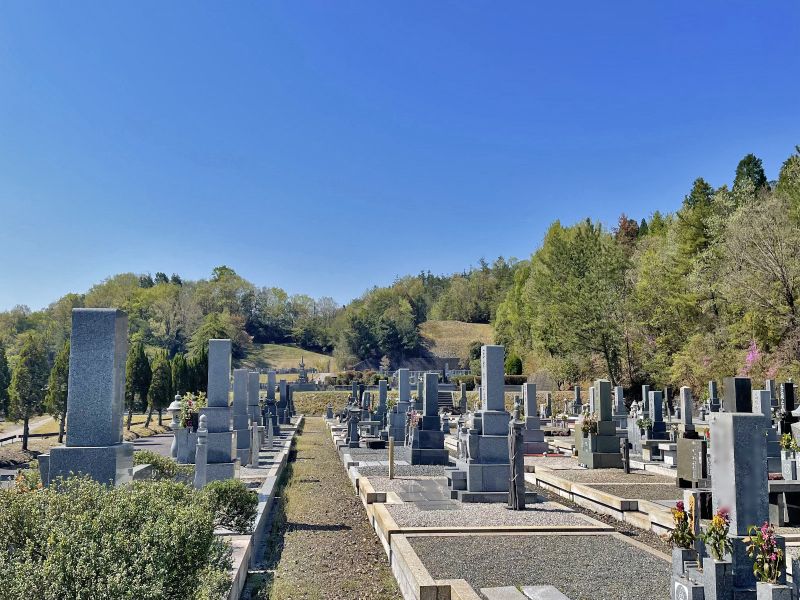 平和霊園 歩きやすく舗装された墓前の歩道