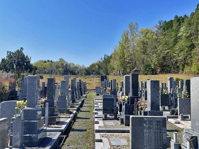 平和霊園 歩きやすく舗装された墓前の歩道