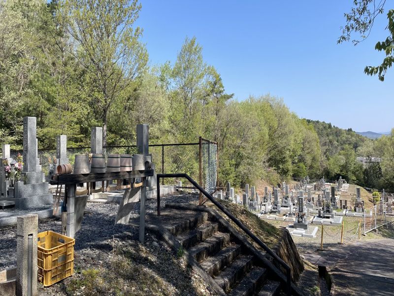 平和霊園 手すりが付いた階段