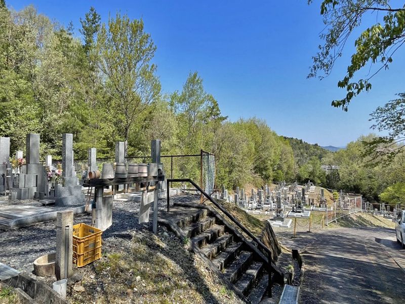 平和霊園 各階段は手すり付きで設置されている