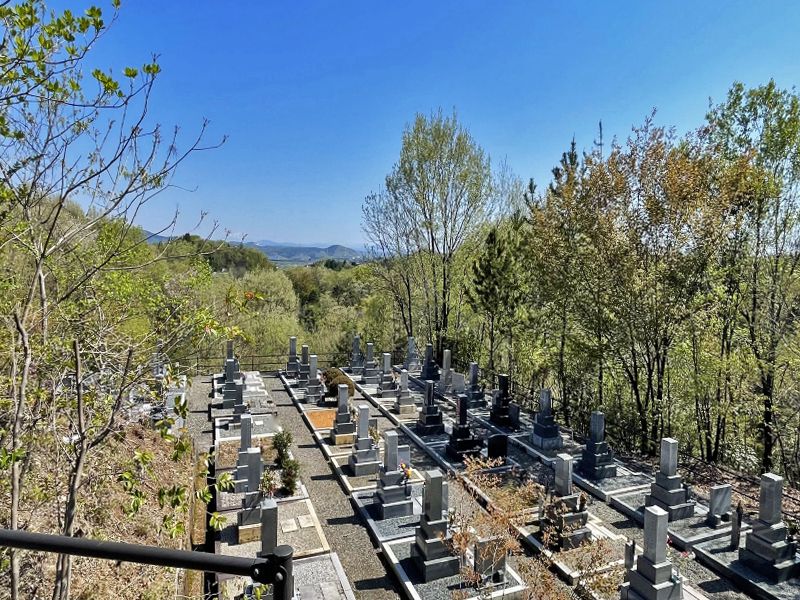 周りは緑で覆われ人目が気にならない平和霊園 