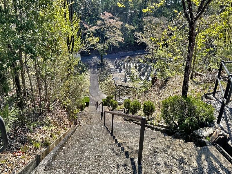 平和霊園 手すり付きの階段が下まで伸びている園内