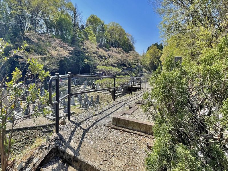 平和霊園 小高い場所は柵が設置されている