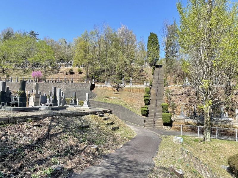 平和霊園 区画ごとに分けられた高低差のある園内