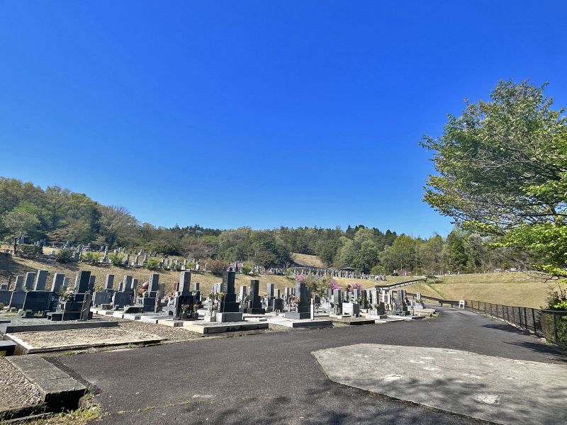 周りに遮るものがない開けた平和霊園 