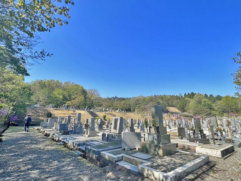 清々しい青空が広がる平和霊園