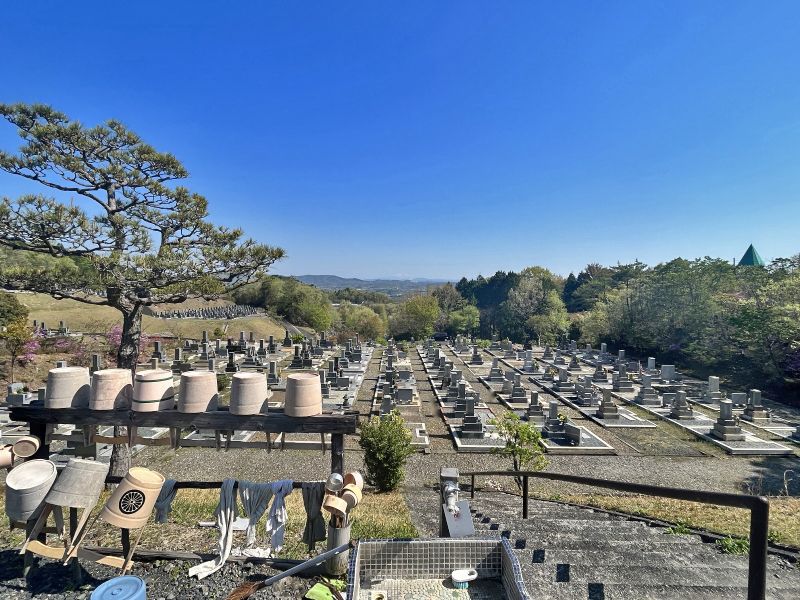 平和霊園 水道設備と桶置き場の前に広がる区画