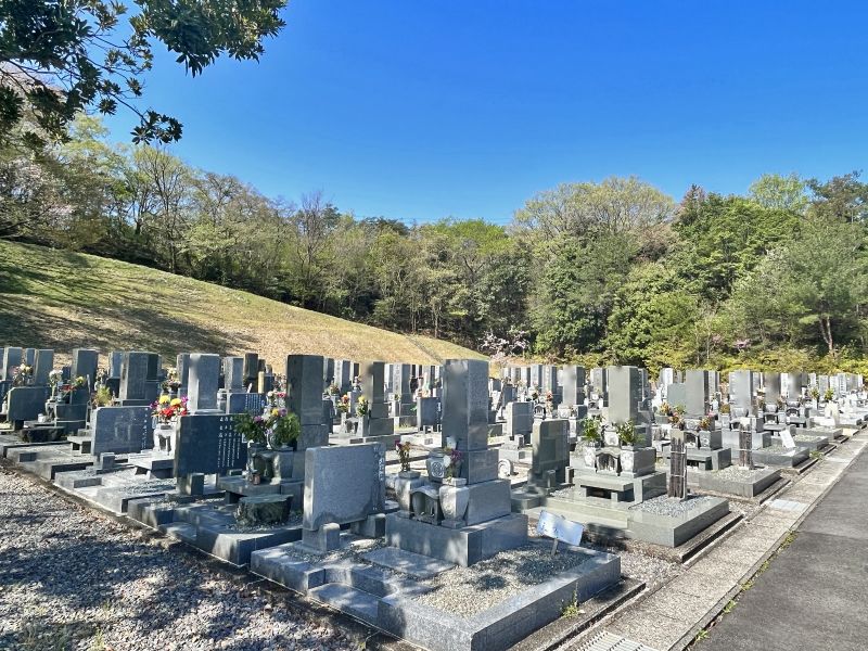 平和霊園 小高い丘と木々に囲まれた区画