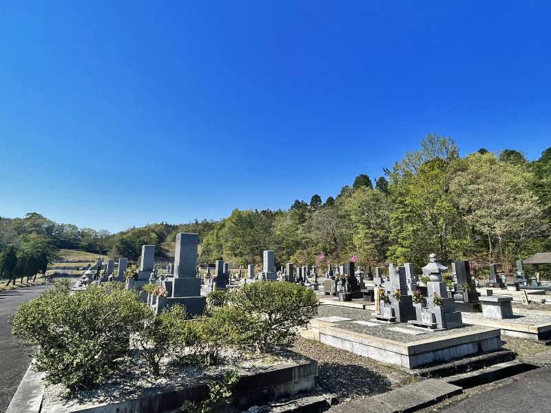 平和霊園 各お墓と歩道に段差があり区分けされた区画