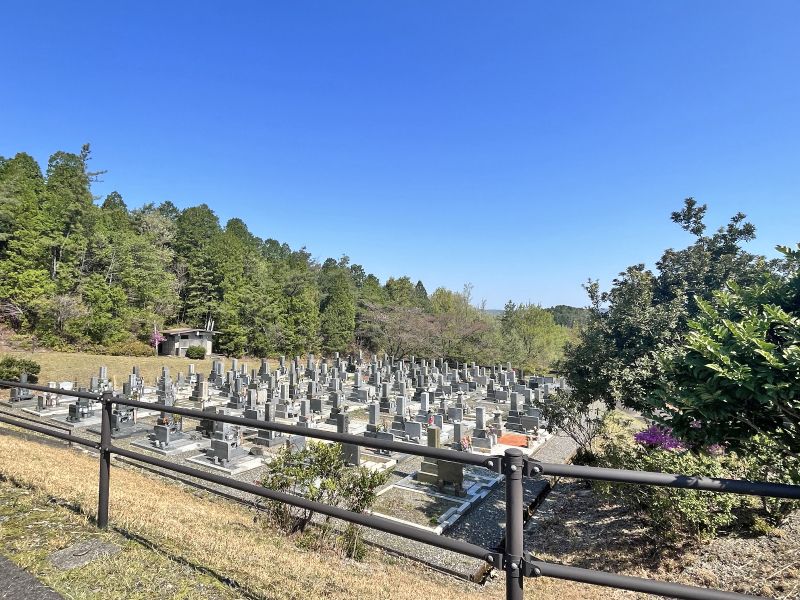 平和霊園 柵の向こうに広がる区画