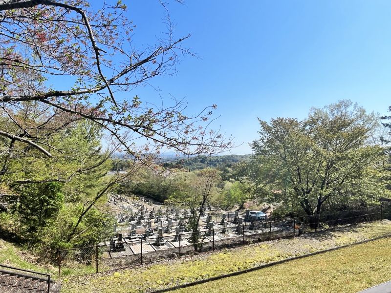 美しい自然に囲まれた平和霊園