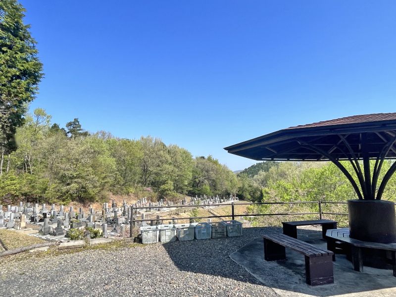 平和霊園 園内のあらゆる場所にある休憩スペース