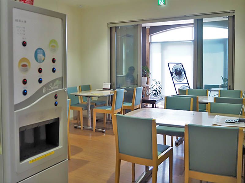 環境霊園 横浜みどりの森　管理棟内の明るい休憩所