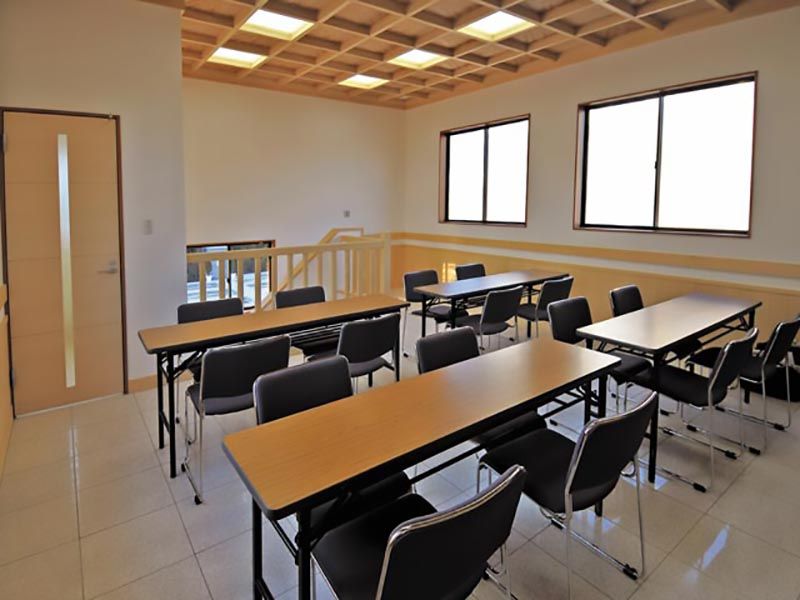 南千住浄苑　明るい雰囲気の休憩室