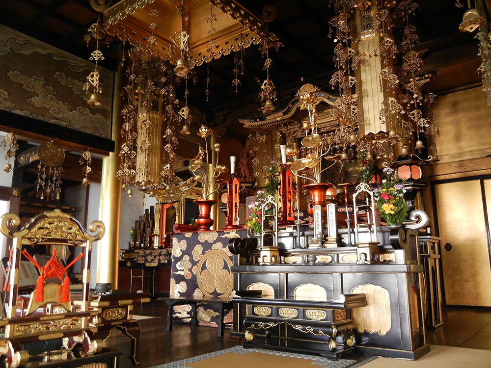 銀山寺墓地　本堂内部