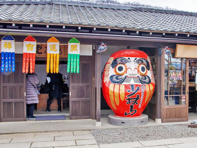 大きなだるまの飾り
