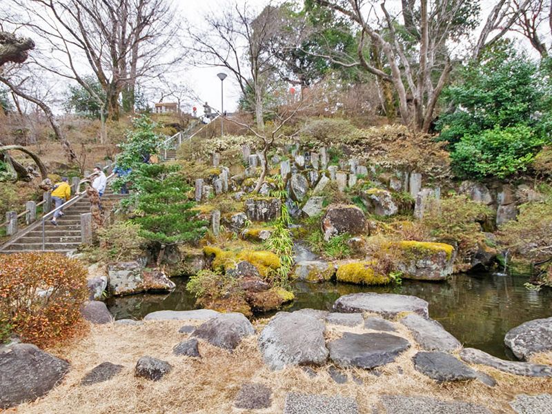 池石を配した庭園