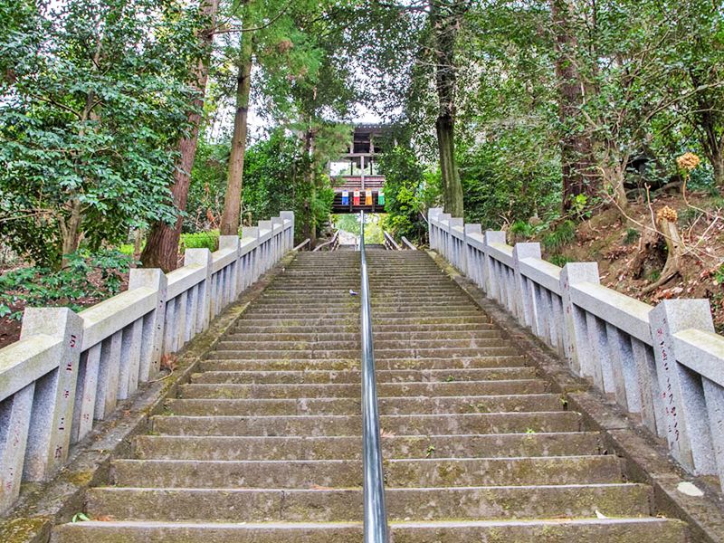 奥へ続く長い石段