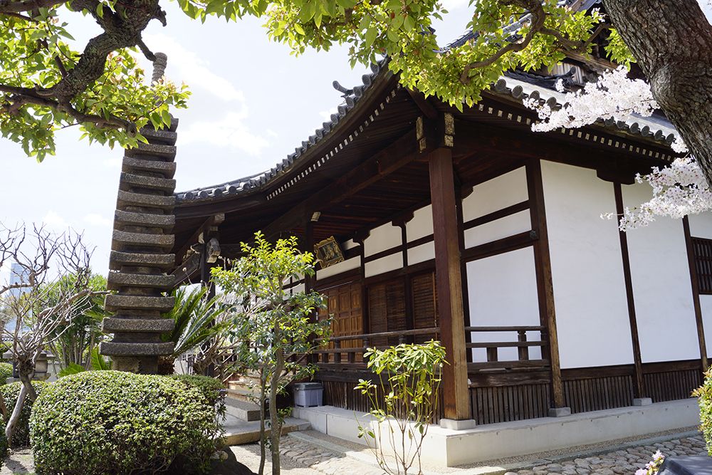 銀山寺墓地　本堂を囲む美しい自然