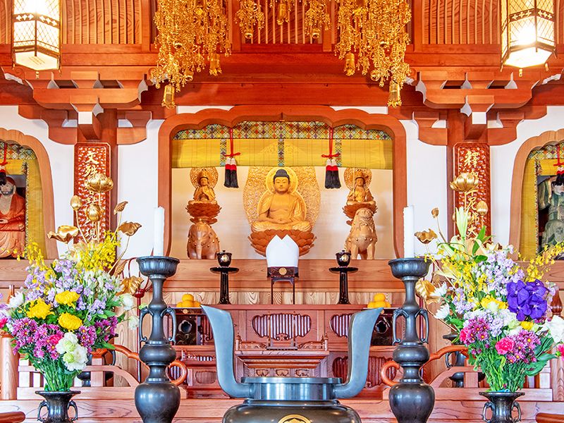 赤い堂内の祭壇