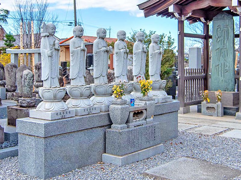 石仏が並ぶ墓所