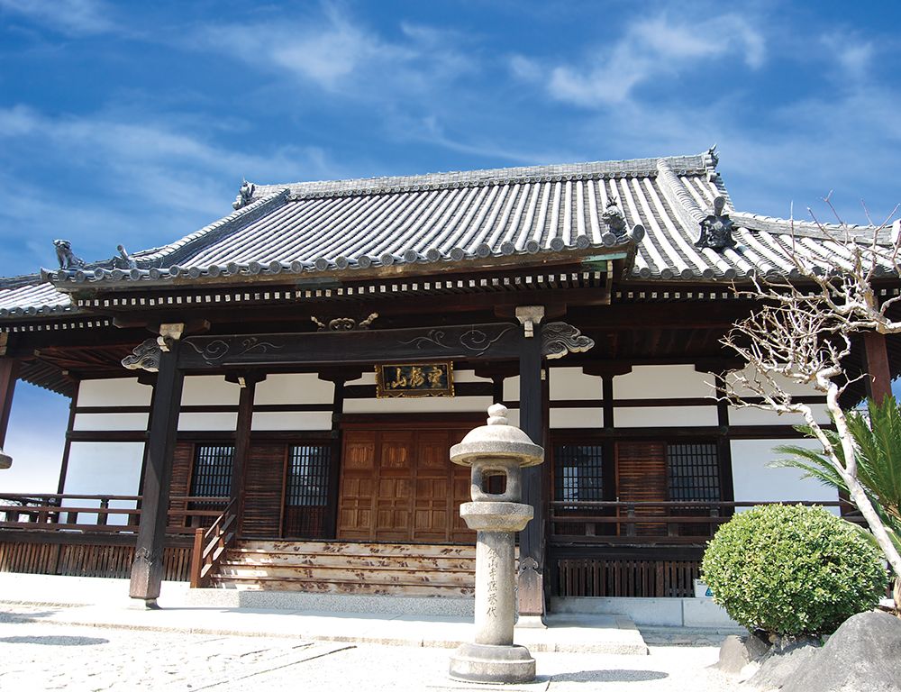 銀山寺墓地　銀山寺の重厚感ある本堂