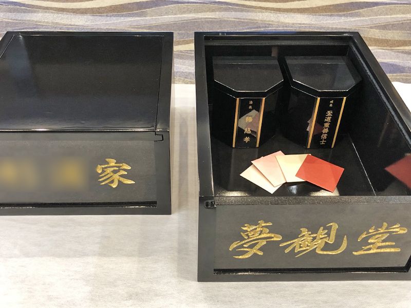 ご遺骨収蔵厨子（夢観堂専用骨箱を4霊又は6霊収容できます）