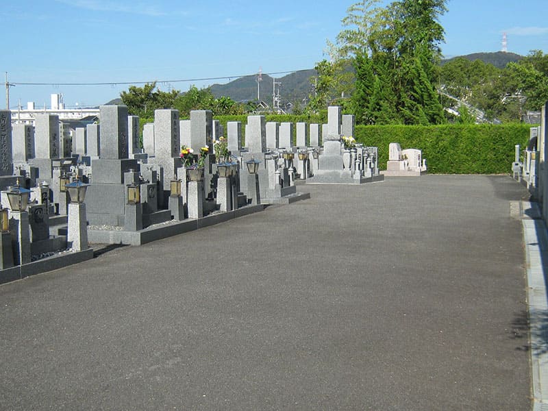 星の丘霊園の広い道路