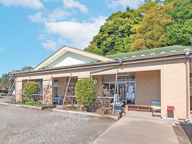 駐車場前の建物外観